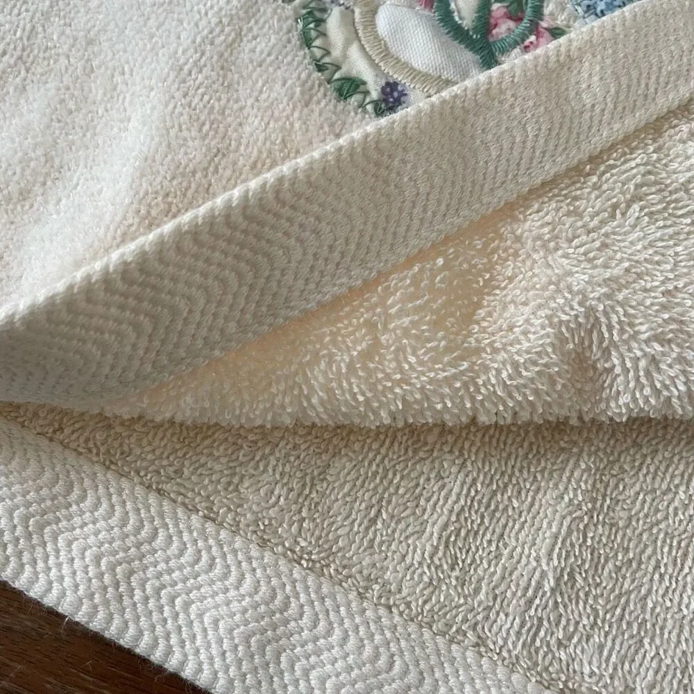Vintage 80s Set Applique Embroidered Quilted Bath Hand Towel Washcloth Cream Pin